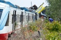 イタリア南部プーリア州で起きた列車衝突事故の現場で行われる救出活動（2016年7月12日撮影）。(c)AFP/GAETANO LO PORTO