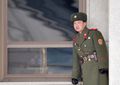 韓国との境界線に接する板門店（Panmunjom）で韓国の方向をみる北朝鮮兵士（2009年2月19日撮影）(c)AFP/JUNG YEON-JE