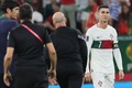サッカーW杯カタール大会、準々決勝、モロッコ対ポルトガル。試合を終え、ピッチを後にするポルトガルのクリスティアーノ・ロナウド（右、2022年12月10日撮影）。(c)KARIM JAAFAR / AFP