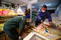 正月を祝う物品を整理する店員（2020年2月17日撮影）。(c)CNS