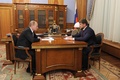 ロシアのウラジーミル・プーチン大統領（左）と会談するチェチェン共和国のラムザン・カディロフ首長。モスクワで（2011年12月13日撮影）。(c)YANA LAPIKOVA / POOL / AFP