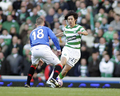 グラスゴー・レンジャーズのケニー・ミラー（%%Kenny Miller%%、左）に突破を仕掛けるセルティックの水野晃樹（%%Koki Mizuno%%）。（2008年12月27日撮影）(c)AFP/GRAHAM STUART