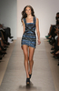 米・ニューヨーク市内で発表されたエルベ・レジェ バイ マックスアズリア（Herve Leger By Max Azria）の10年春夏コレクション（2009年9月13日撮影）。(c)AFP/Getty Images/Kristian Dowling