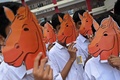 インド南部チェンナイで、「第44回チェス・オリンピアード」を前に開催された「人間チェス」で、駒に扮（ふん）した子どもたち（2022年7月26日撮影）。(c)Arun SANKAR / AFP