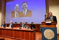 2021年ノーベル医学生理学賞の受賞が決まった、デービッド・ジュリアス氏（左）とアーデム・パタポティアン氏の写真。スウェーデン・ストックホルムのカロリンスカ研究所で（2021年10月4日撮影）。(c)Jonathan NACKSTRAND / AFP