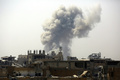 シリア北部ラッカ東部地域から立ち上る煙（2017年8月15日撮影）。(c)AFP/DELIL SOULEIMAN