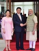 インド・アーメダバード（Ahmedabad）に到着し、握手するナレンドラ・モディ（Narendra Modi）インド首相（右）と中国の習近平（Xi Jinping）国家主席（中央）。左は彭麗媛（Peng Liyuan）中国国家主席夫人（2014年9月17日グジャラート州情報局提供）。(c)AFP/Gujarat Information Bureau