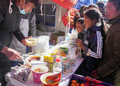 ティンリ県森嘎村の臨時避難所で配布された麺類を受け取る子どもたち（2025年1月8日撮影）。(c)Xinhua News