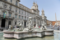 イタリア・ローマ（Rome）の観光名所ナボーナ広場（Piazza Navona）で、何者かに一部が破壊された「ムーア人の噴水（Fontaine du Maure）」（2011年9月3日撮影）。(c)AFP/ANDREAS SOLARO