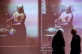 オランダ・アムステルダム国立美術館で行われる、ヨハネス・フェルメールの「牛乳を注ぐ女」に関する記者会見（2022年9月8日撮影）。(c)Kenzo TRIBOUILLARD / AFP
