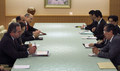 外務省で松本剛明（Takeaki Matsumoto）外相（右手前）と会談するカート・キャンベル（Kurt Campbell）米国務次官補（左手前、2011年3月10日撮影）。(c)AFP/POOL/Junji Kurokawa