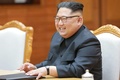 韓国・北朝鮮間の非武装地帯（DMZ）にある板門店で、韓国の文在寅大統領と会談する北朝鮮の金正恩労働党委員長。朝鮮中央通信が公開（2018年5月26日撮影、27日公開）。(c)AFP PHOTO/KCNA VIA KNS