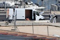 仏マルセイユで、バス停に衝突した車を捜索する警察官ら（2017年8月21日撮影）。(c)AFP/BERTRAND LANGLOIS