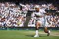 テニス、ウィンブルドン選手権、男子シングルス決勝。リターンを打つニック・キリオス（2022年7月10日撮影）。(c)SEBASTIEN BOZON / AFP