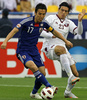 サッカー・アジアカップ（Asian Cup）準々決勝、日本対カタール。カタールの選手とボールを競る長谷部誠（Makoto Hasebe、2011年1月21日撮影）。(c)AFP/KARIM JAAFAR