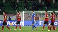 13クラブW杯（2013 FIFA Club World Cup）準決勝、広州恒大（Guangzhou Evergrande FC、中国）対バイエルン・ミュンヘン（Bayern Munich）。試合に敗れ、ピッチを後にする広州恒大の選手（2013年12月17日撮影）。(c)AFP/GERARD JULIEN