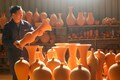 建甌市東峰鎮坤口村にある工房で陶器の生地をチェックする黄綱興さん（2024年12月20日撮影）。(c)Xinhua News