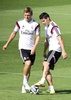 スペイン・スーパーカップ2014（Spanish Super Cup 2014）、アトレティコ・マドリード（Atletico Madrid）との第1戦を控え、バルデベバス（Valdebebas）のトレーニング施設で最終調整を行うレアル・マドリード（Real Madrid）のトニ・クロース（Toni Kroos、左）とハメス・ロドリゲス（James Rodriguez、2014年8月18日撮影）。(c)AFP/GERARD JULIEN