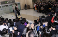 韓国・仁川国際空港（Incheon international airport）に到着し、報道陣の取材に応じる歌手のPSY（2013年3月17日撮影）。(c)STARNEWS