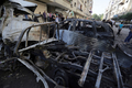 シリア・ダマスカス（Damascus）近郊のJaramanaで自動車が爆発した現場（2012年8月28日撮影）。(c)AFP/JOSEPH EID