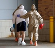 米テキサス（Texas）州ダラス（Dallas）で、エボラ出血熱の疑いで病院に搬送される人（2014年10月8日撮影）。(c)AFP/Getty Images/Joe Raedle