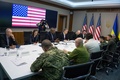 ウクライナの首都キーウで会談に臨むウォロディミル・ゼレンスキー大統領（手前左から4人目）、ドミトロ・クレバ外相（同3人目）、米国のアントニー・ブリンケン国務長官（奥右から3人目）、ロイド・オースティン国防長官（同4人目）。米国防総省提供（2022年4月24日撮影）。(c)AFP PHOTO / US Department of Defense / Handout