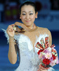 フィギュアスケート四大陸選手権（ISU Four Continents Figure Skating Championships 2013）は10日、大阪で行われ、女子シングル・フリースケーティング（FS）で浅田真央（Mao Asada）が合計205.45点で優勝を飾った。

鈴木明子（Akiko Suzuki）が合計190.08点で2位に、村上佳菜子（Kanako Murakami）が合計181.03点で3位に入った。

表彰式でメダルを手にポーズをとる浅田真央（2013年2月10日撮影）。(c)AFP/TOSHIFUMI KITAMURA