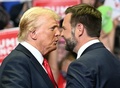 米中西部ミシガン州グランドラピッズで開かれた選挙集会で顔を合わせるドナルド・トランプ前大統領（左）とJ・D・バンス上院議員（2024年7月20日撮影）。(c)Jim WATSON / AFP