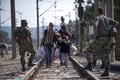 マケドニアとギリシャの国境を超える移民たち（2015年9月20日撮影）。(c)AFP/NIKOLAY DOYCHINOV