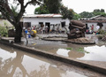 コンゴ共和国の首都ブラザビル（Brazzaville）南部を襲った集中豪雨で住宅数十棟が倒壊し、10日の当局の発表によると、少なくとも13人が死亡、26人が負傷した。

赤十字（Red Cross）では、被災地で13人の遺体が発見されたと発表した。また、ブラザビル南部のマケレケレ（Makelekele）地区の区長は報道陣に対し、少なくとも26人が負傷したと語った。

目撃者によると、メケレケレの近くに流れている川の土手が決壊し、数十棟もの家屋が倒壊したという。

現地警察は死者数が発表通りであることを認め、洪水で被災した600人近い住民のために避難所を設けたと発表した。

写真は洪水の被害に遭った住居から家財道具を運び出した住民（2012年12月10日撮影）。(c)AFP/GUY GERVAIS KITINA