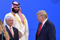 アルゼンチンで開かれた20か国・地域（G20）首脳会議の写真撮影に参加したサウジアラビアのムハンマド・ビン・サルマン皇太子（奥）とドナルド・トランプ米大統領（右、2018年11月30日撮影、資料写真）。(c)SAUL LOEB / AFP