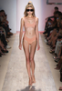ニューヨーク市内で発表されたエルベ・レジェ バイ マックスアズリア（Herve Leger By Max Azria）の09年春夏コレクション（2008年9月7日撮影）。(c)AFP/Getty Images/Scott Gries