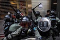 中国・香港で、民主派のデモ参加者を拘束する警官隊（2019年11月11日撮影）。(c)DALE DE LA REY / AFP