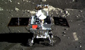中国国営の中国中央テレビ（CCTV）が放映した、無人月探査機「嫦娥3号（Chang&apos;e-3）」が撮影した無人月面探査車「玉兎号（Jade Rabbit）」の画像（2013年12月15日撮影）。(c)AFP/CCTV