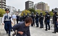 G7外相会合が開かれる中、広島市の平和記念公園の入り口近くを警備する警察官ら（2016年4月10日撮影）。(c)AFP/KAZUHIRO NOGI