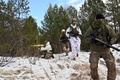ウクライナの首都キエフ近郊で訓練を受けるウクライナ軍の予備役（2021年12月25日撮影）。(c)Sergei SUPINSKY / AFP