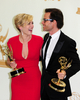 米ロサンゼルス（Los Angeles）で行われた第63回プライムタイム・エミー賞（Primetime Emmy Awards）授賞式でTV映画／ミニ・シリーズ部門の助演男優賞を獲得したガイ・ピアース（Guy Pearce、右）と同主演女優賞を獲得したケイト・ウィンスレット（Kate Winslet、2011年9月18日撮影）。(c)AFP/ROBYN BECK