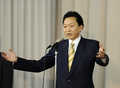 国会内で開かれた民主党の臨時両院議員総会で辞意を表明する鳩山由紀夫（Yukio Hatoyama）首相（2010年6月2日撮影）。(c)AFP/Yoshikazu TSUNO