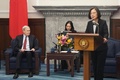台湾の蔡英文総統とスティーブン・ハドリー元米大統領補佐官（国家安全保障担当、左）。台湾台北の総統府で（2024年1月15日撮影）。(c)CNA/AFP
