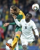 2010年サッカーW杯南アフリカ大会（%%2010 World Cup%%）1次リーグD組、ガーナ対オーストラリア。試合は1-1の引き分けに終わった。写真はオーストラリアのジョシュア・ケネディ（%%Joshua Kennedy%%）とボールを競るガーナのジョナサン・メンサー（%%Jonathan Mensah%%、右）。（2010年6月19日撮影）(c)AFP/STAN HONDA