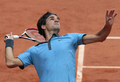 全仏オープンテニス2009（%%French Open 2009%%）男子シングルス決勝。大会第2シードのロジャー・フェデラー（%%Roger Federer%%、スイス）は、大会第23シードのロビン・ソデルリング（%%Robin Soderling%%、スウェーデン）と対戦。フェデラーは6-1、7-6、6-4で全仏初優勝を果たし、ピート・サンプラス（%%Pete Sampras%%、米国）氏の持つグランドスラム最多優勝記録（14勝）に並ぶと同時に、史上6人目の生涯グランドスラム（4大大会全制覇）を達成した。写真はサーブトスを上げるロジャー・フェデラー。（2009年6月7日撮影）(c)AFP/JACQUES DEMARTHON