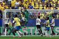 日本、W杯16強ならず 王国ブラジルに逆転負け サッカーW杯北中米大会・決勝トーナメント1回戦、ブラジル対日本。ハイボールをキャッチする鈴木彩艶(中央、2026年6月29日撮影)。(c)RONALDO SCHEMIDT / AFP