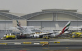 アラブ首長国連邦（UAE）のドバイ国際空港で、着陸に失敗し炎上したエミレーツ航空機（2016年8月3日撮影）。(c)AFP/Gulf News Dubai/Ahmed Ramzan