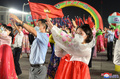 北朝鮮の平壌で開かれた朝鮮戦争の「戦勝記念日」を祝う式典で、踊る学生。朝鮮中央通信（KCNA）提供（2022年7月27日撮影、28日公開）。(c)AFP PHOTO/KCNA VIA KNS