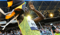 陸上、オストラバ・ゴールデン・スパイク（%%Ostrava Golden Spike%%）男子100メートル。ジャマイカのウサイン・ボルト（%%Usain Bolt%%）が、追い風2.1メートルの参考記録ながら9秒77を記録した。ボルトは追い風を味方にし、%%北京五輪%%で更新した世界記録の9秒69をわずかに上回った。写真はレースを終えて歓声に応えるボルト。（2009年6月17日撮影）（c）AFP/JOE KLAMAR