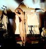 米・カリフォルニア（California）州のハリウッド・フォーエバー墓地（Hollywood Forever Cemetery）で歌手クリスタ・ベル（Chrysta Bell）がパフォーマンスを披露した（2013年5月12日撮影）。(c)AFP/Getty Images/Kevin Winter