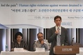女性脱北者に対する人権侵害について報告する国連人権高等弁務官事務所（OHCHR）のダニエル・コリンジ氏（右）。韓国ソウルにて（2020年7月28日撮影）。(c)Jung Yeon-je / AFP
