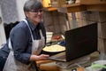 オンラインでケーキ作りを教えるカーリン・ホフバウアーさん。オーストリア・ウィーンの自宅で（2021年3月12日撮影）。(c)JOE KLAMAR / AFP
