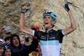 2011ツール・ド・フランス（2011 Tour de France）、第18ステージ（ピネローロからガリビエ峠、200.5キロメートル）。ステージ優勝を果たし歓喜するレオパード・トレック（Leopard Trek）のアンディ・シュレク（Andy Schleck、2011年7月21日撮影）。(c)AFP/PASCAL PAVANI