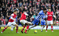 イングランド、FAカップ2012-13（FA Cup 2012-13）は27日、4回戦が各地で行われ、アーセナル（Arsenal）が3-2でブライトン・アンド・ホーヴ・アルビオンFC（Brighton &amp; Hove Albion FC）を下し、5回戦に進出した。

アーセナルのアブ・ディアビー（Abou Diaby、左から2人目）とボールを競るブライトン・アンド・ホーヴ・アルビオンFCのレオナルド・ウジョア（Leonardo Ulloa、右、2013年1月26日撮影）。(c)AFP/GLYN KIRK